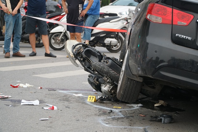 Hiện trường vụ tai nạn liên hoàn ở ngã tư đường Võ Chí Công - Ảnh 6.