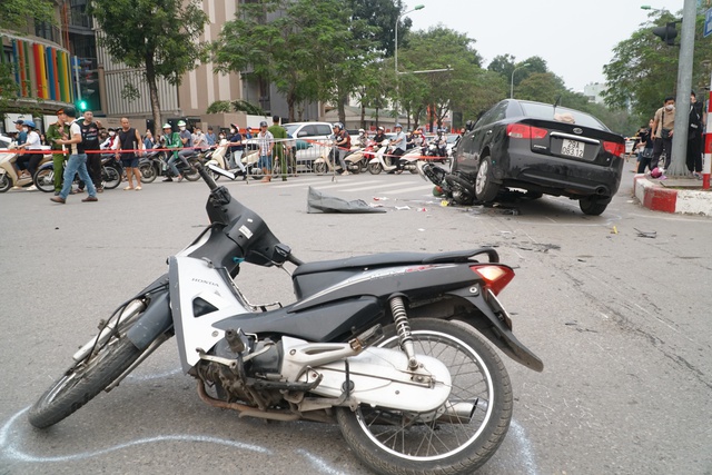 Hiện trường vụ tai nạn liên hoàn ở ngã tư đường Võ Chí Công - Ảnh 9.