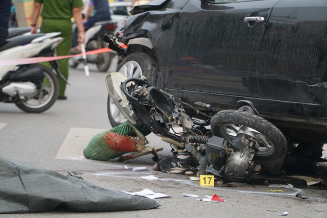 Hiện trường vụ tai nạn liên hoàn ở ngã tư đường Võ Chí Công - Ảnh 7.