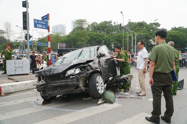 Hiện trường vụ tai nạn liên hoàn ở ngã tư đường Võ Chí Công - Ảnh 8.
