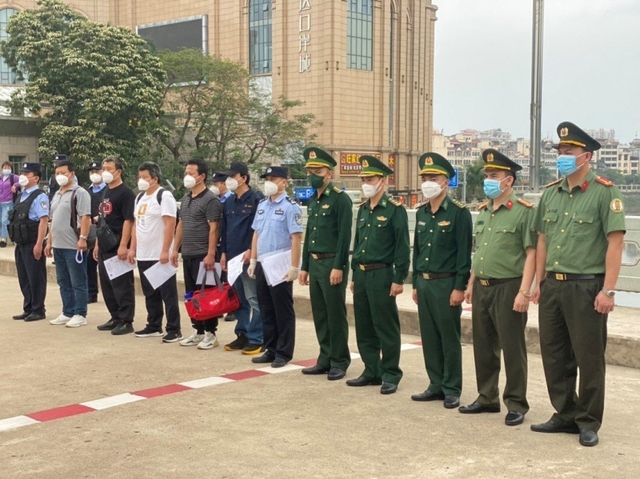 Trục xuất 5 người Trung Quốc nhập cảnh trái phép vào Việt Nam - Ảnh 1.