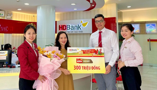 HDBank trao thưởng gần 2 tỷ đồng tận tay khách hàng gửi tiết kiệm - Ảnh 2.
