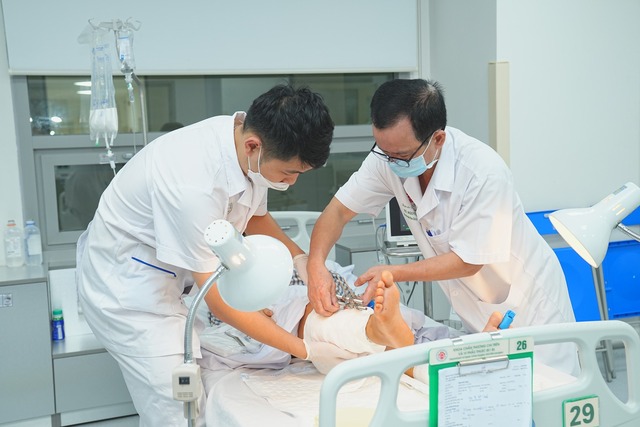 Kỳ tích: Lần đầu tiên tại Việt Nam nối thành công 2 cẳng chân bị đứt rời cho một bệnh nhân - Ảnh 1.