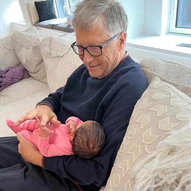 Bill Gates và vợ cũ cùng đăng ảnh chụp cùng cháu gái mới sinh - Ảnh 1.