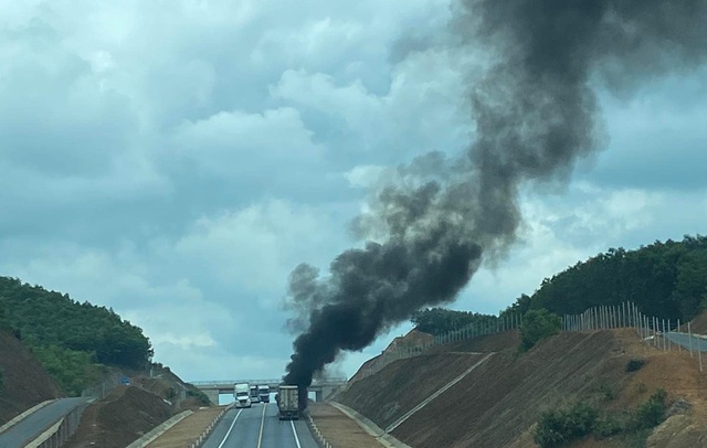 Xe container bốc cháy dữ dội trên cao tốc Cam Lộ - La Sơn, khói cao hàng chục mét - Ảnh 1.