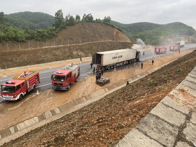 Xe container bốc cháy dữ dội trên cao tốc Cam Lộ - La Sơn, khói cao hàng chục mét - Ảnh 2.