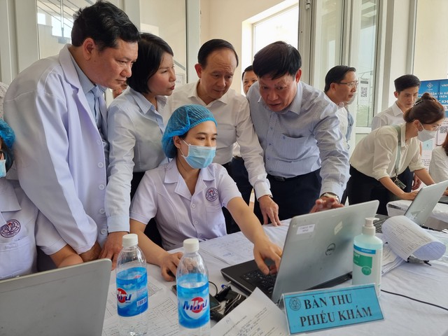 Hà Nội: Gần 400 y, bác sĩ của 15 bệnh viện 'đội' nắng nóng, tổ chức khám sức khỏe cho người cao tuổi - Ảnh 4.