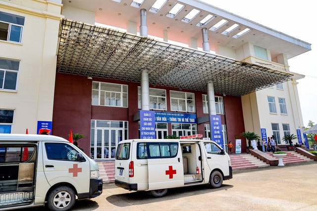 Hà Nội: Gần 400 y, bác sĩ của 15 bệnh viện 'đội' nắng nóng, tổ chức khám sức khỏe cho người cao tuổi - Ảnh 13.