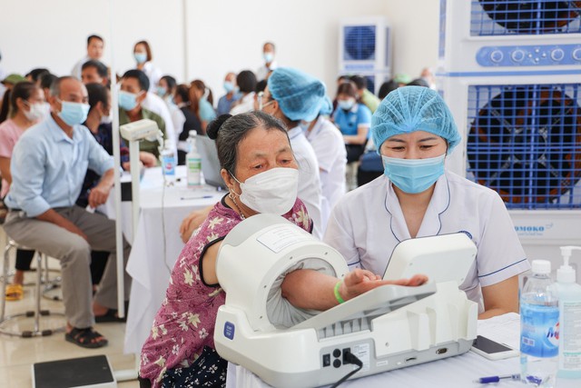 Hà Nội: Gần 400 y, bác sĩ của 15 bệnh viện 'đội' nắng nóng, tổ chức khám sức khỏe cho người cao tuổi - Ảnh 3.