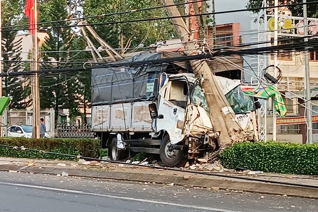 Xe tải tông gãy 2 trụ điện ở Đồng Nai, hơn 8.000 hộ dân mất điện - Ảnh 2.