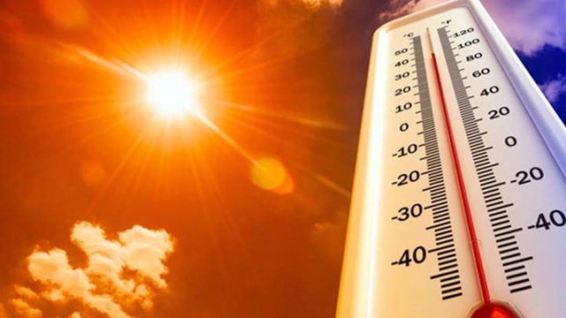 Trời nắng nóng gay gắt, Bộ Y tế hướng dẫn cách xử trí khi bị say nắng, đột quỵ do nóng - Ảnh 1.