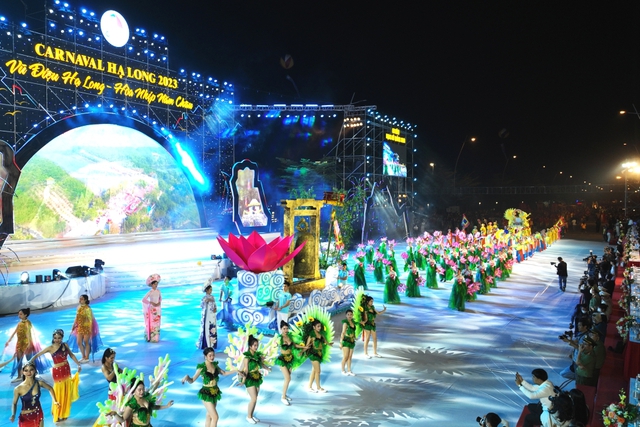 Biển người chen chân theo dõi khai mạc Lễ hội Carnaval Hạ Long 2023 - Ảnh 1.