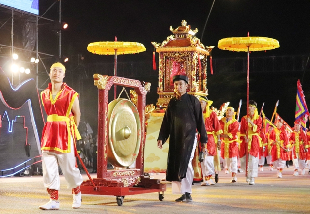 Biển người chen chân theo dõi khai mạc Lễ hội Carnaval Hạ Long 2023 - Ảnh 2.