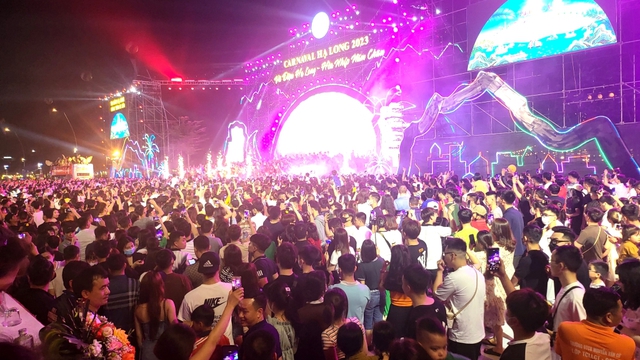 Biển người chen chân theo dõi khai mạc Lễ hội Carnaval Hạ Long 2023 - Ảnh 3.
