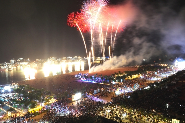 Biển người chen chân theo dõi khai mạc Lễ hội Carnaval Hạ Long 2023 - Ảnh 7.