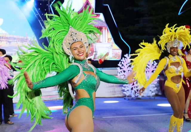 Biển người chen chân theo dõi khai mạc Lễ hội Carnaval Hạ Long 2023 - Ảnh 5.