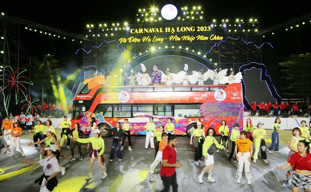 Biển người chen chân theo dõi khai mạc Lễ hội Carnaval Hạ Long 2023 - Ảnh 6.