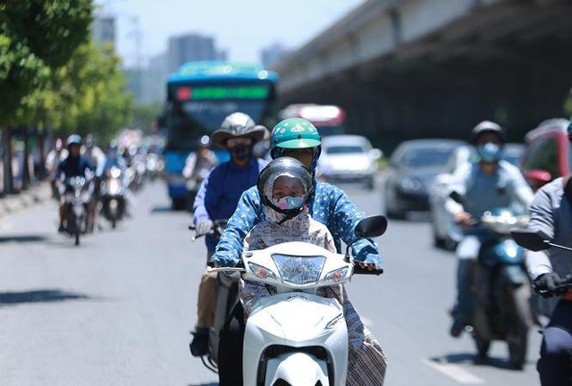 Nắng nóng kỷ lục ở Hà Nội và các tỉnh miền Bắc, chuyên gia cảnh báo người dân nguy cơ sốc nhiệt - Ảnh 5.