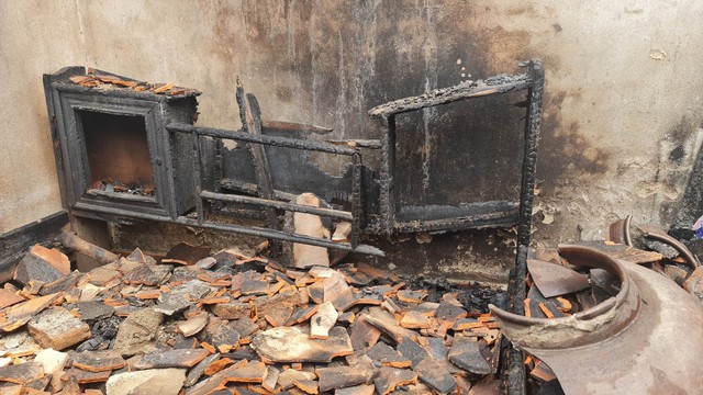 Nhiều đồ đạc trong ngôi nhà tự bốc cháy “bất thường” ở Thanh Hóa - Ảnh 4.