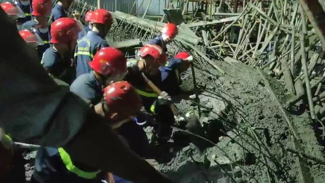 Video: Tìm kiếm, đưa nạn nhân bị sập giàn giáo ra khỏi bê tông, sắt thép nặng hàng chục tấn - Ảnh 7.