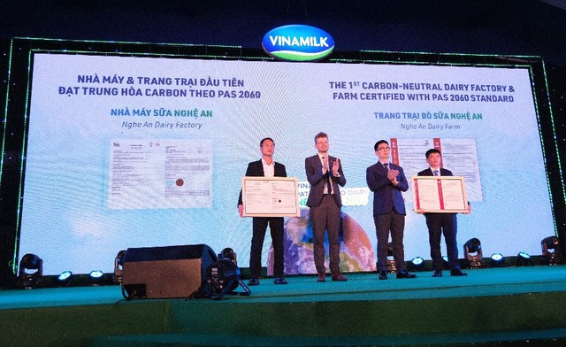 Vinamilk là công ty sữa đầu tiên tại Việt Nam có nhà máy và trang trại đạt chứng nhận trung hòa carbon - Ảnh 3.