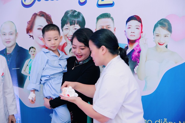 Nghệ sĩ Trà My, Xuân Nghĩa trao yêu thương cho bệnh nhi nhân ngày 1/6   - Ảnh 2.
