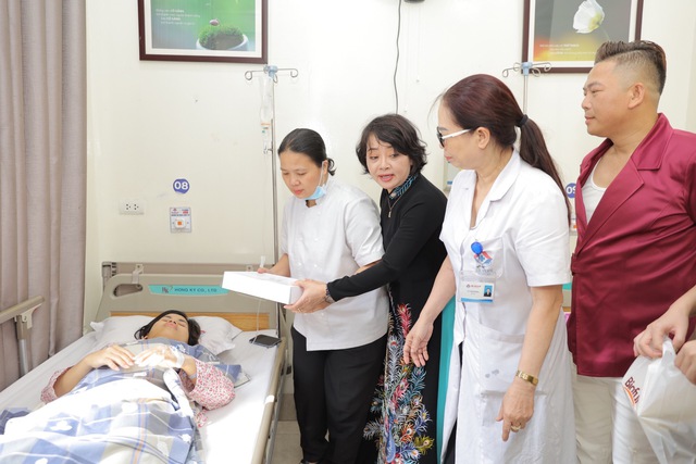 Nghệ sĩ Trà My, Xuân Nghĩa trao yêu thương cho bệnh nhi nhân ngày 1/6   - Ảnh 1.