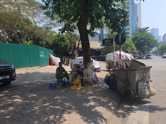 Dưới nắng nóng gần 40 độ C, người lao động ở Thủ đô chật vật tìm nơi trú ngụ - Ảnh 6.