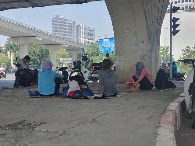 Dưới nắng nóng gần 40 độ C, người lao động ở Thủ đô chật vật tìm nơi trú ngụ - Ảnh 5.
