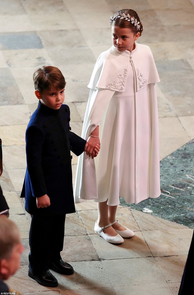 Hình ảnh của cậu út nhà William - Kate trong lễ đăng quang Vua Charles III: &quot;Cưng xỉu&quot; mọi khoảnh khắc, khiến ông nội phải lu mờ - Ảnh 6.