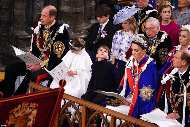 Hình ảnh của cậu út nhà William - Kate trong lễ đăng quang Vua Charles III: &quot;Cưng xỉu&quot; mọi khoảnh khắc, khiến ông nội phải lu mờ - Ảnh 3.