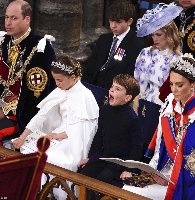 Hình ảnh của cậu út nhà William - Kate trong lễ đăng quang Vua Charles III: &quot;Cưng xỉu&quot; mọi khoảnh khắc, khiến ông nội phải lu mờ - Ảnh 2.