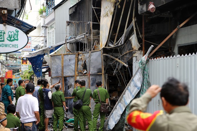 Hình ảnh cháy nhà kinh hoàng ở TP Nha Trang làm 3 ông cháu tử vong thương tâm - Ảnh 4.