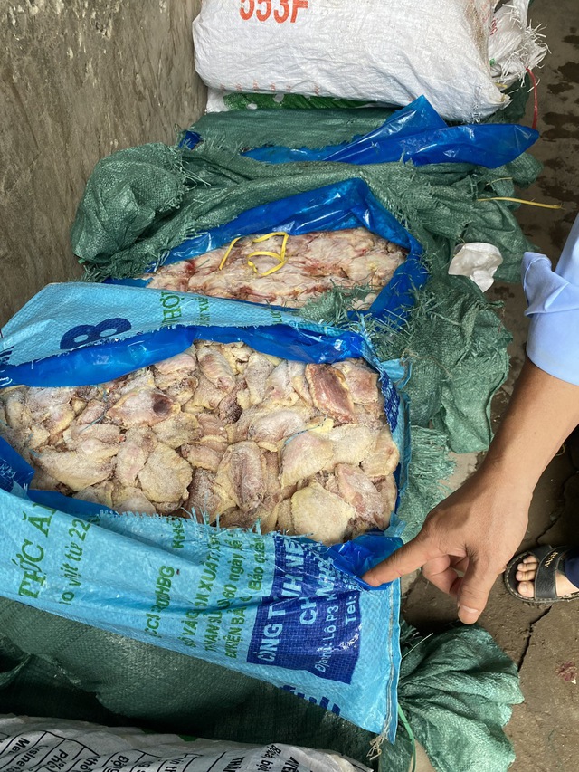 Gần 1 tấn cánh gà bốc mùi hôi thối, có dấu hiệu phân hủy được công khai kinh doanh ở quận trung tâm Hà Nội - Ảnh 2.