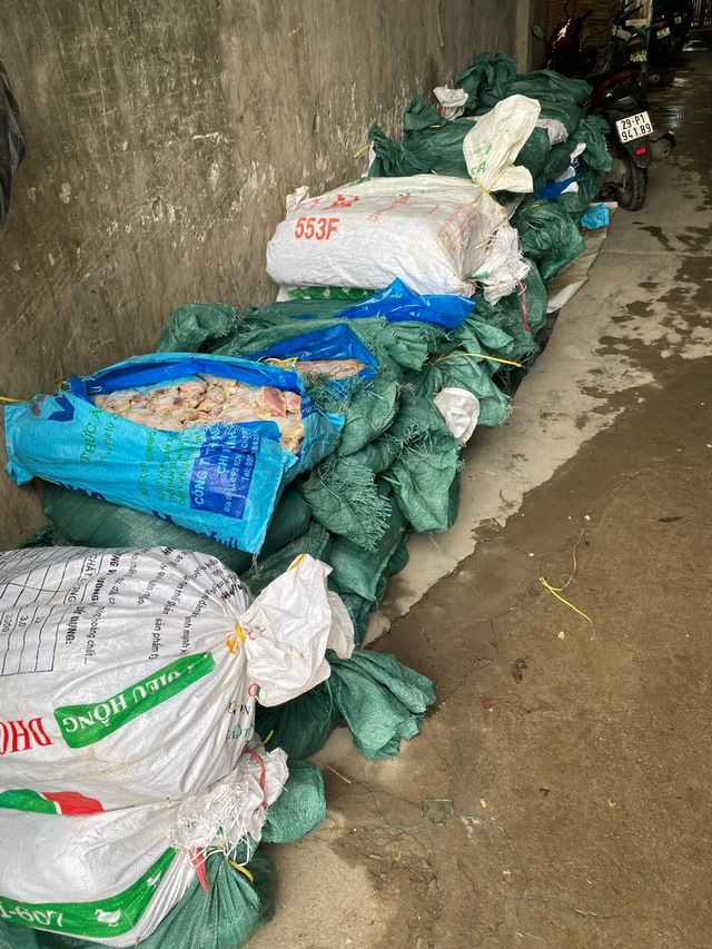 Gần 1 tấn cánh gà bốc mùi hôi thối, có dấu hiệu phân hủy được công khai kinh doanh ở quận trung tâm Hà Nội - Ảnh 3.