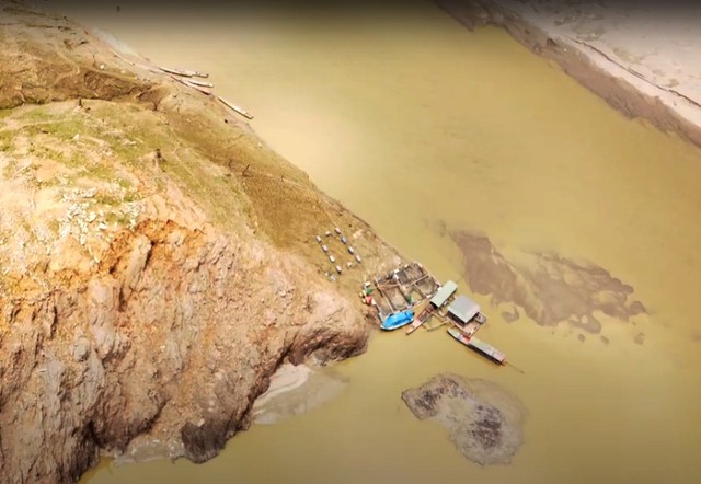 Hình ảnh mực nước hồ thủy điện lớn nhất Việt Nam thiếu nước vận hành sản xuất điện - Ảnh 4.
