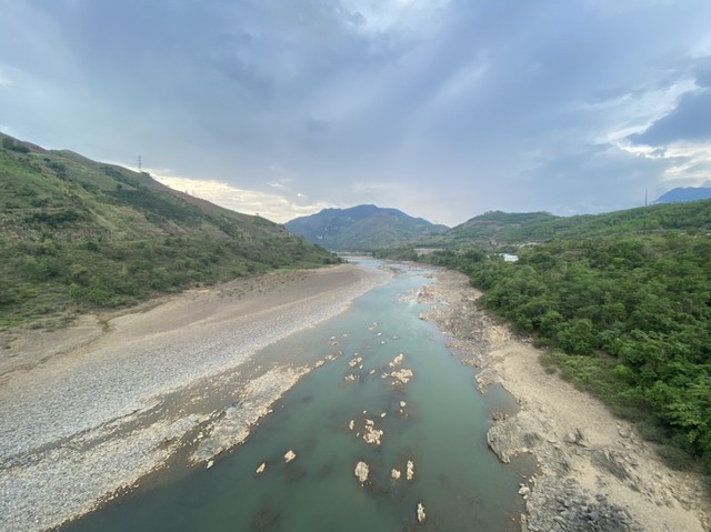 Hình ảnh mực nước hồ thủy điện lớn nhất Việt Nam thiếu nước vận hành sản xuất điện - Ảnh 9.