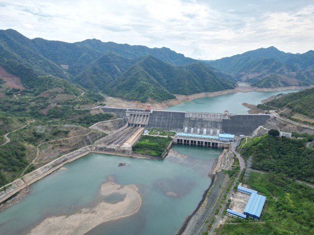 Hình ảnh mực nước hồ thủy điện lớn nhất Việt Nam thiếu nước vận hành sản xuất điện - Ảnh 3.