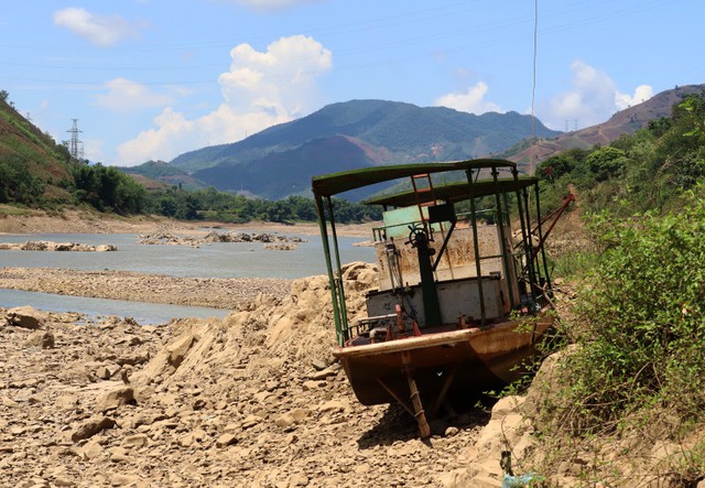 Hình ảnh mực nước hồ thủy điện lớn nhất Việt Nam thiếu nước vận hành sản xuất điện - Ảnh 5.