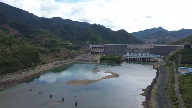 Hình ảnh mực nước hồ thủy điện lớn nhất Việt Nam thiếu nước vận hành sản xuất điện - Ảnh 6.