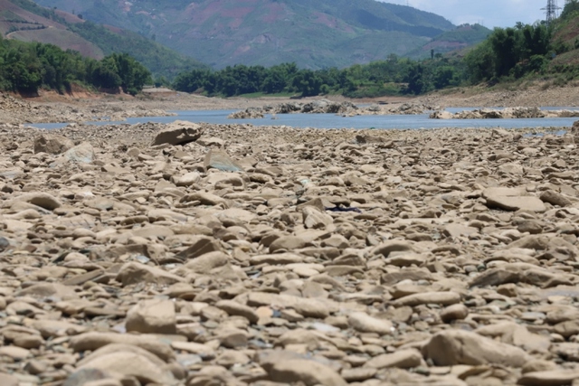 Hình ảnh mực nước hồ thủy điện lớn nhất Việt Nam thiếu nước vận hành sản xuất điện - Ảnh 7.