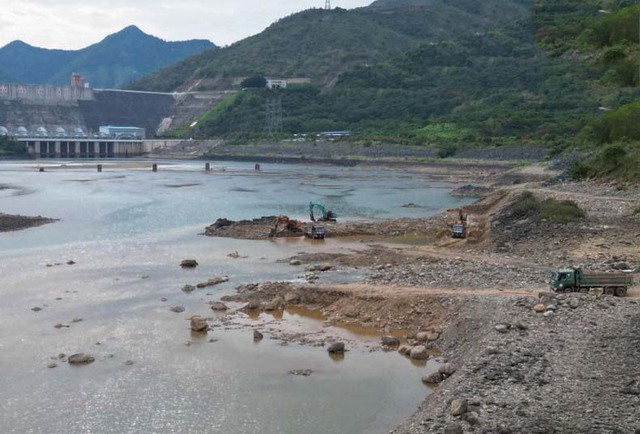 Hình ảnh mực nước hồ thủy điện lớn nhất Việt Nam thiếu nước vận hành sản xuất điện - Ảnh 10.