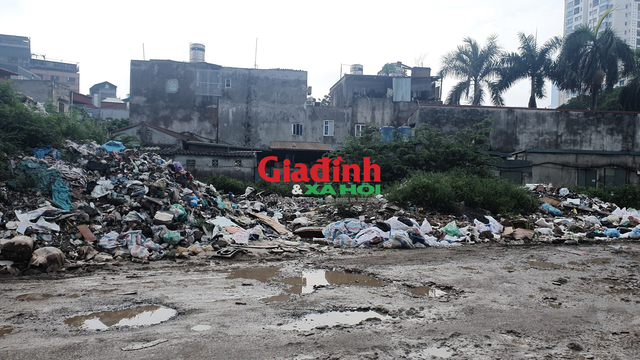 Người dân khốn khổ vì rác do dự án làm đường bị đình trệ - Ảnh 7.