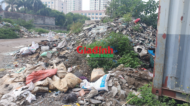 Người dân khốn khổ vì rác do dự án làm đường bị đình trệ - Ảnh 8.