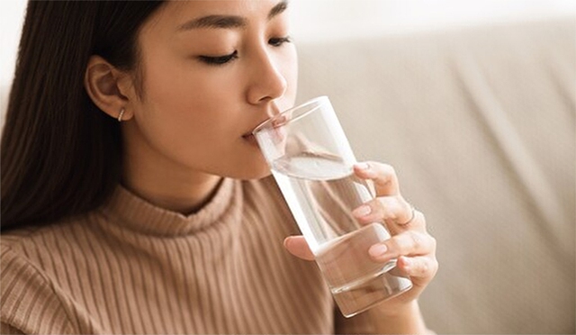 Không khát nước, nhưng có 6 dấu hiệu này cảnh báo bạn đang uống thiếu nước - Ảnh 3.