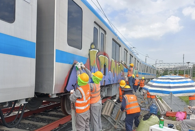 Nghi vấn kẻ vẽ bậy ở metro số 1 TPHCM là người nước ngoài - Ảnh 1. Nghi vấn kẻ vẽ bậy ở metro số 1 TPHCM là người nước ngoài - Ảnh 1.