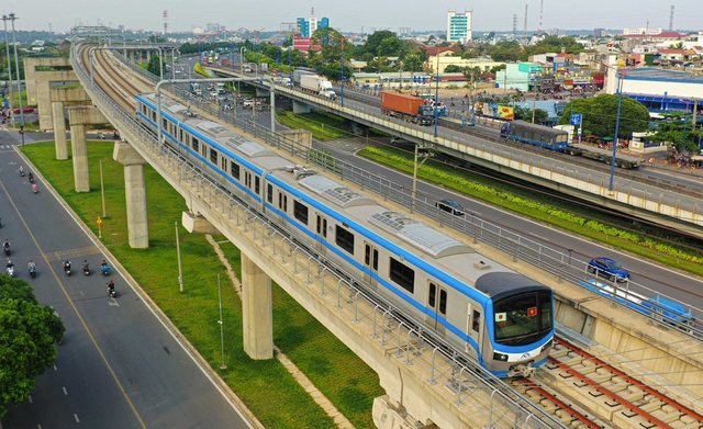 Nghi vấn kẻ vẽ bậy ở metro số 1 TPHCM là người nước ngoài - Ảnh 2. Nghi vấn kẻ vẽ bậy ở metro số 1 TPHCM là người nước ngoài - Ảnh 2.