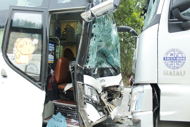 Thừa Thiên Huế: Liên tiếp xảy ra tai nạn giữa xe khách giường nằm và ô tô tải  - Ảnh 1.