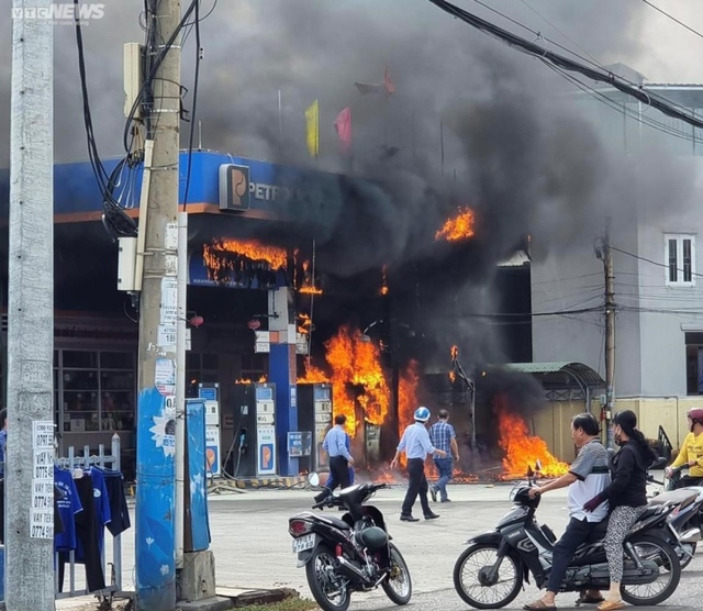 Video: Cây xăng ở Bình Định cháy dữ dội do khách vứt đầu thuốc lá - Ảnh 2.