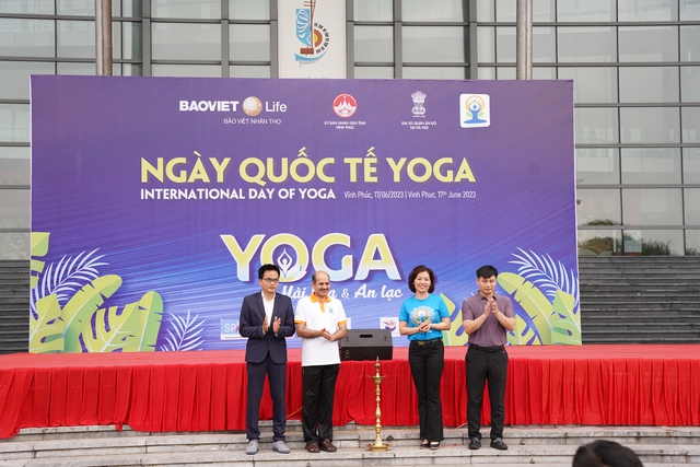 Hơn 1.000 người đồng diễn Yoga lan tỏa tinh thần sống “Hài Hòa và An Lạc”  - Ảnh 2.